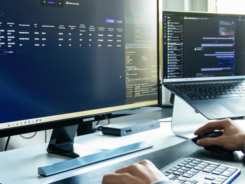 Entwicklungsumgebung mit Code auf mehreren Bildschirmen
